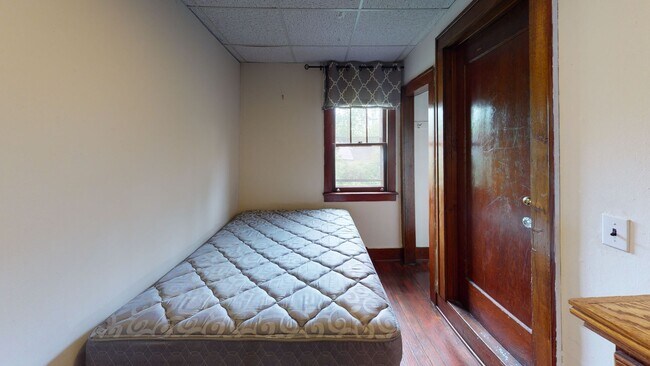 Building Photo - 321-321.5-3215 Hillview Pl