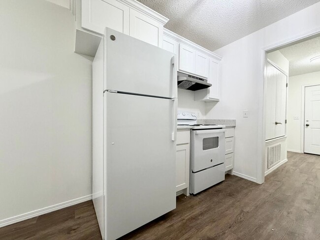 Building Photo - ***5905 B Sara Street***