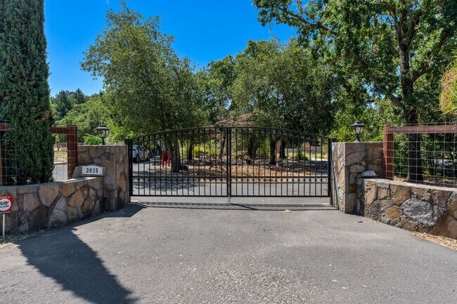 Building Photo - Modern Farmhouse w/ Pool and Paid Utilities