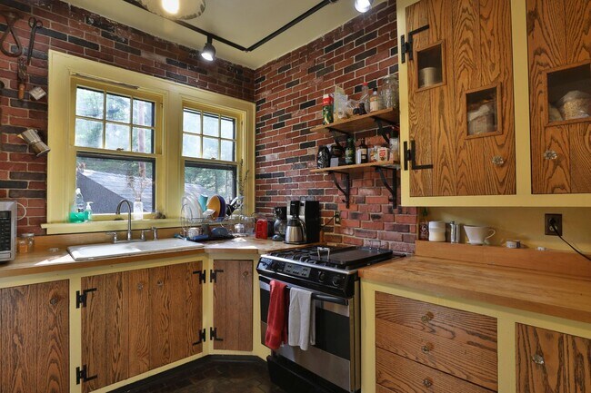 Building Photo - Highly Sought After OSU 6 Bedroom House Iuka Ravine with 2 new bathrooms and free off-street parking