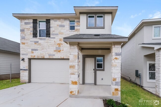 Building Photo - 5232 Saddle Clb Dr
