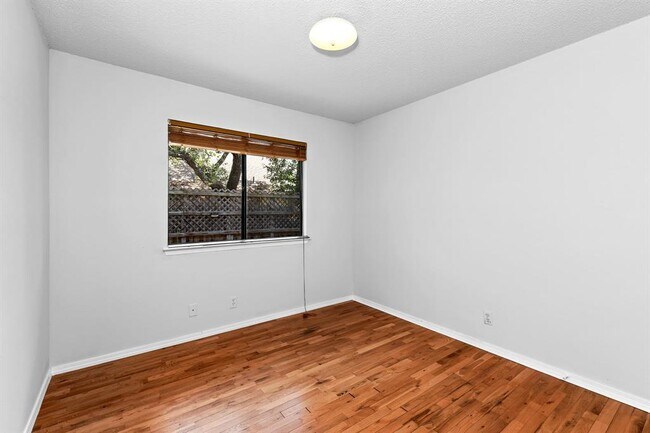 Building Photo - 607 Russet Valley Dr