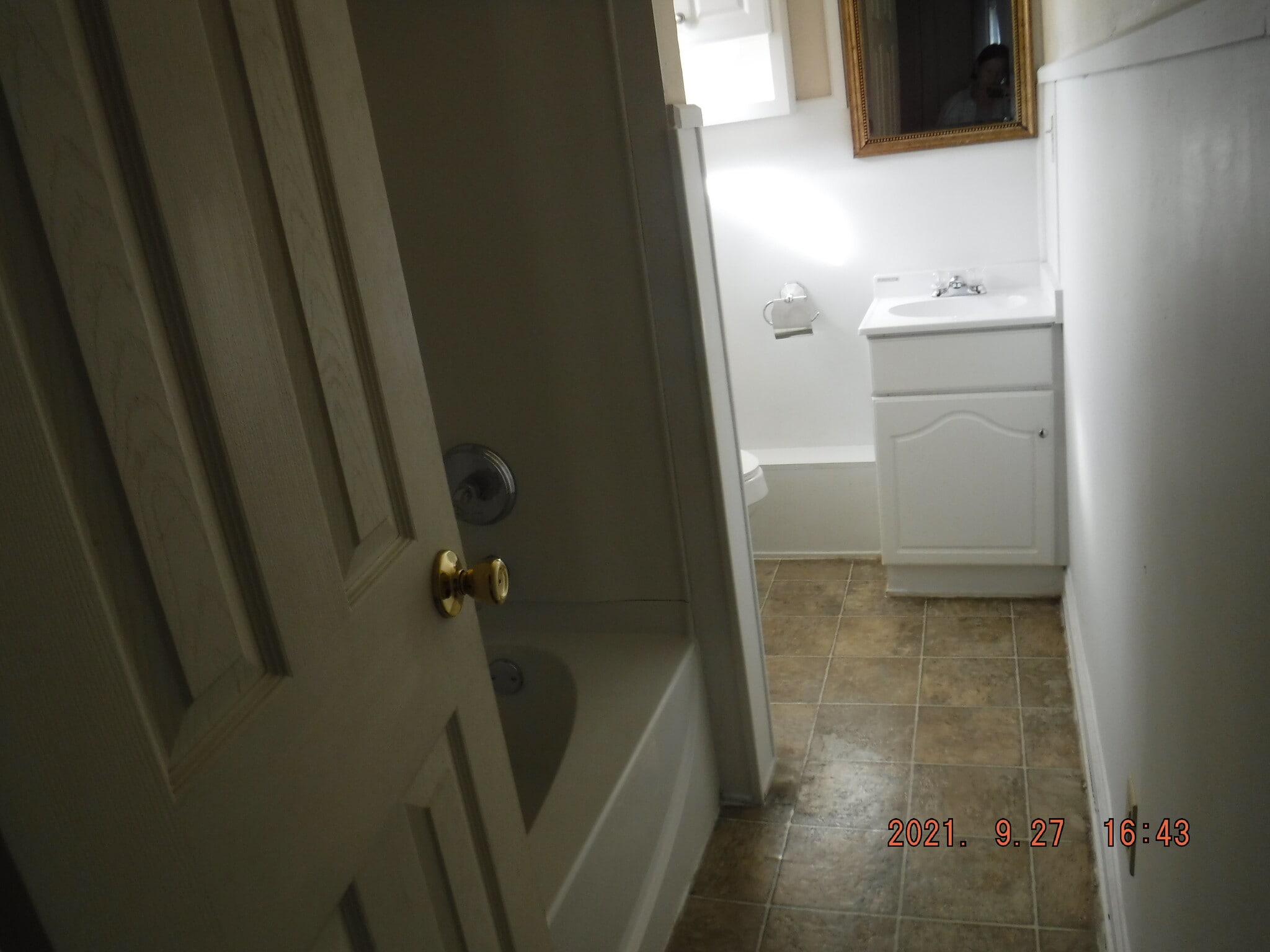 bath - 906 W 3rd St