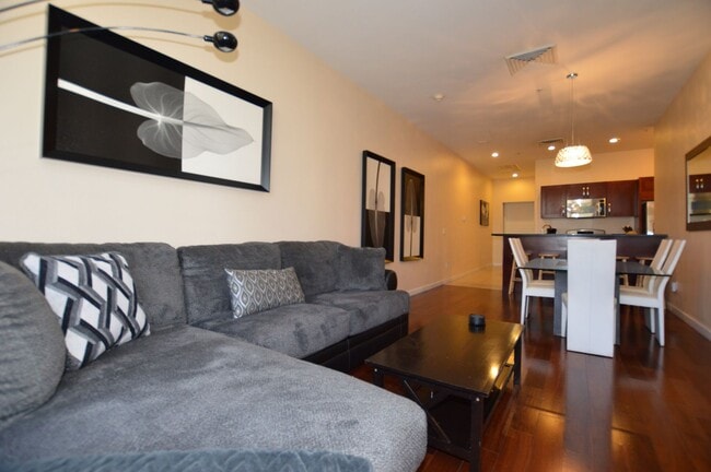 Building Photo - Panorama Towers / Villa Style Condo on two...
