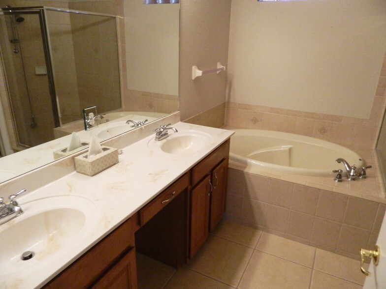 Master bathroom - 14911 Reflection Key Cir
