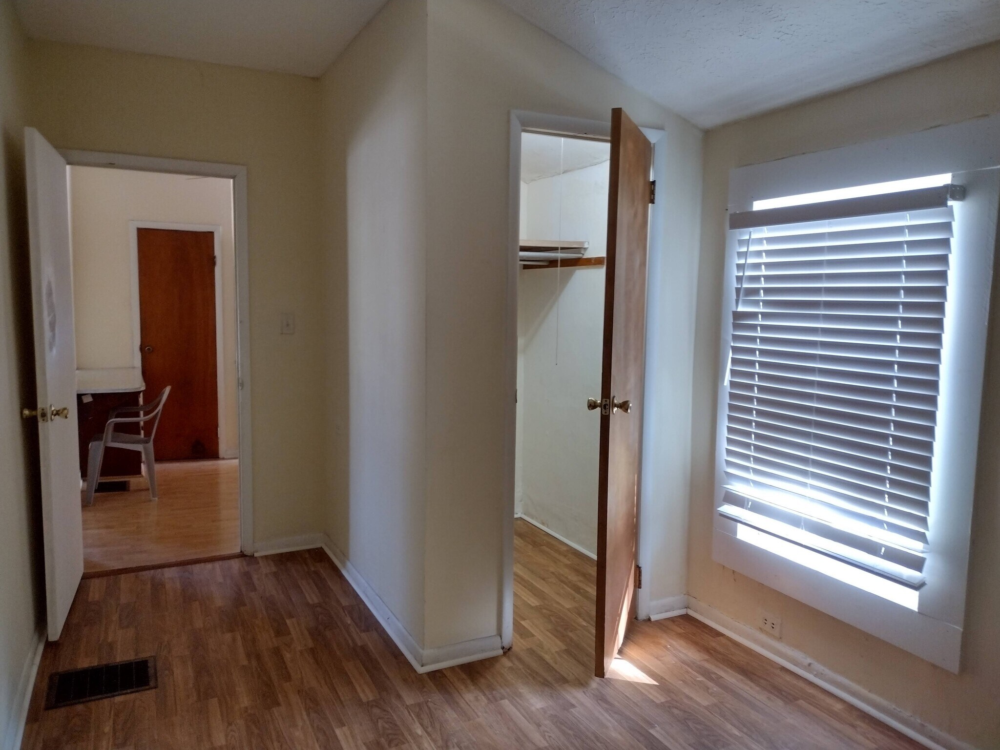 Building Photo - 705 W 13th St