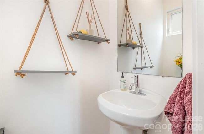 Building Photo - 925 Westbrook Dr