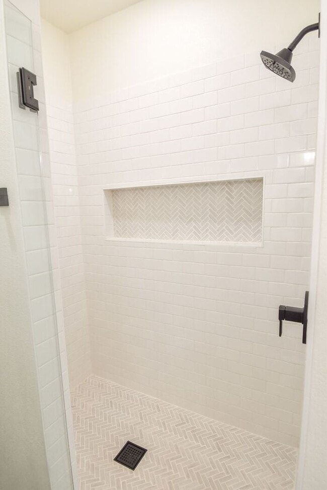 Building Photo - AVAILABLE NOW! Stunning 4 Bedroom 2 Bath i...