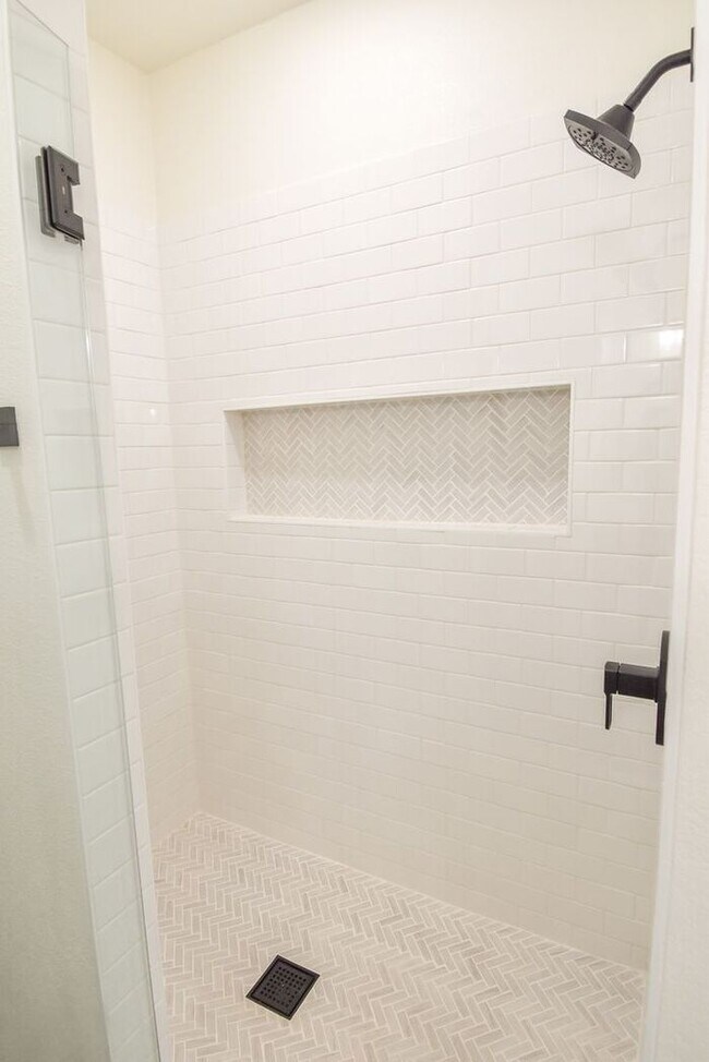 Building Photo - Tour Today! Stunning 4 Bedroom 2 Bath in W...