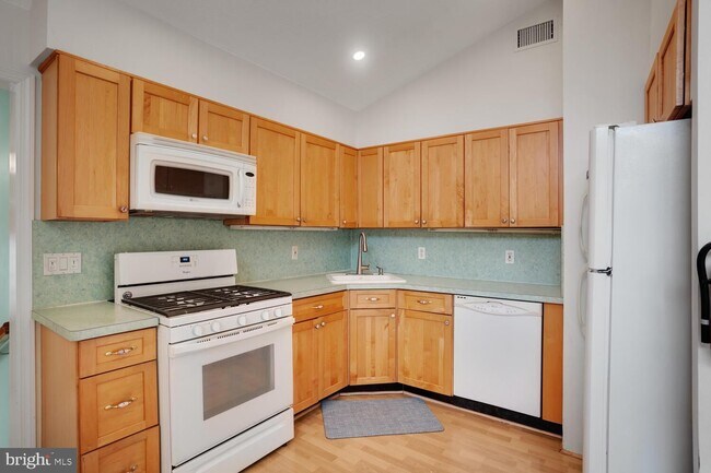 Building Photo - 9 Admiral Dr