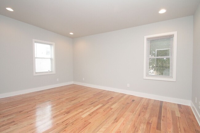 Building Photo - Large Point Breeze Home