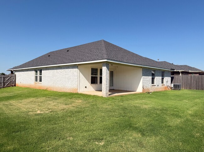 Building Photo - 18600 Luna Dr