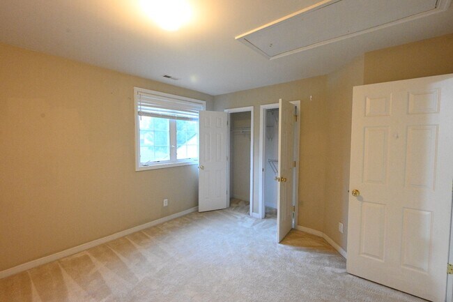 Building Photo - Gorgeous Charter Colony Cul-de-Sac Home: 4 Bed, 2.5 Bath Home with Screened-In Porch