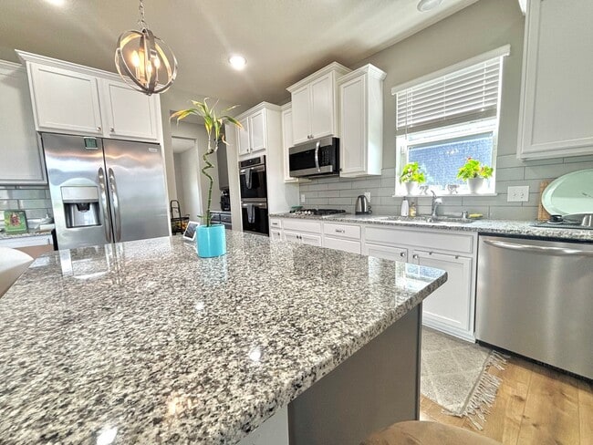Building Photo - Stunning 5bed/3 1/2 bath Home in Shakopee!