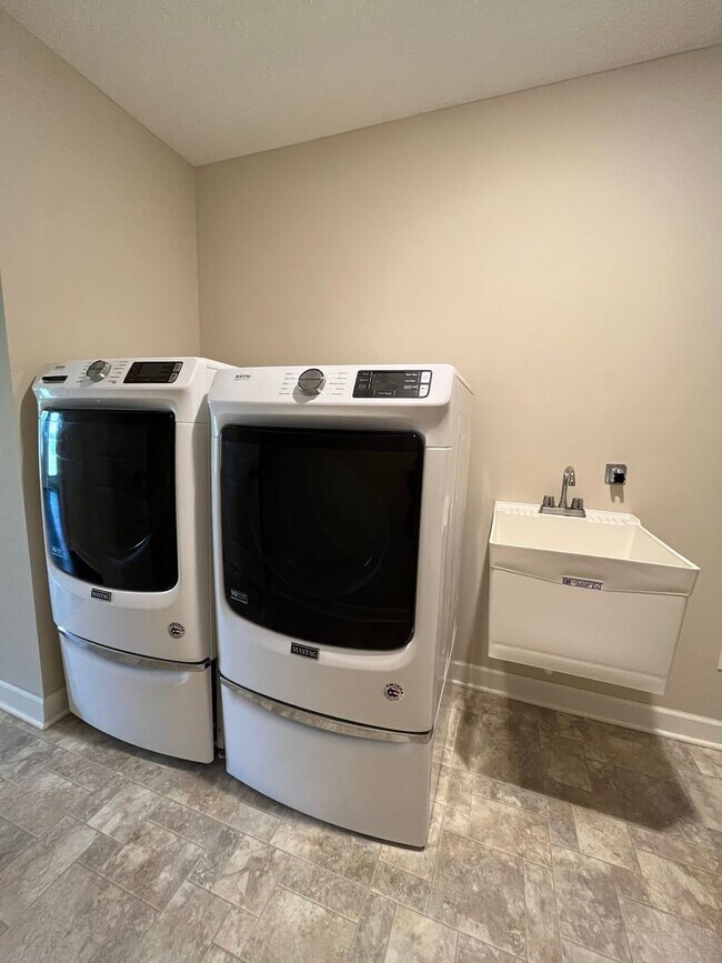 Building Photo - Charming Rural Retreat in Richwood- Fiber Internet Included!