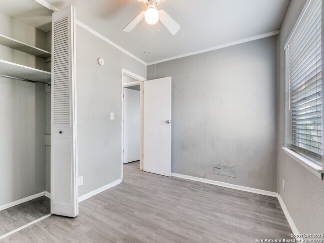 Building Photo - Charming Home Awaits: Spacious & Modern Living in a Prime Location