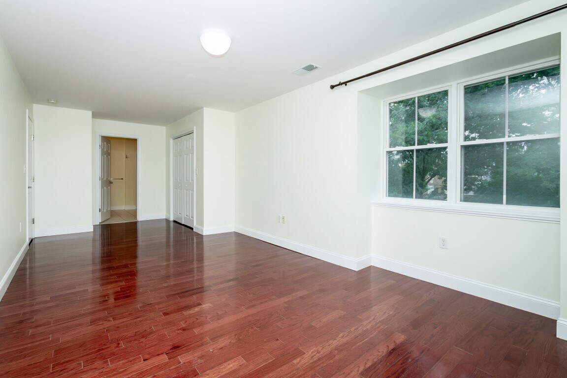 Building Photo - 120 Wyllis Ave
