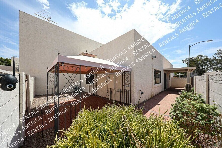 Building Photo - 2548 W Canyon Crest Cir