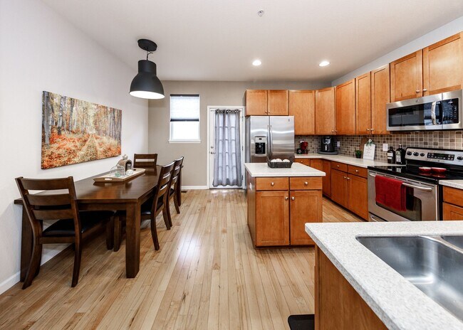 Building Photo - Fully Furnished Downtown 2 Bed, 4 Bath Executive Townhouse