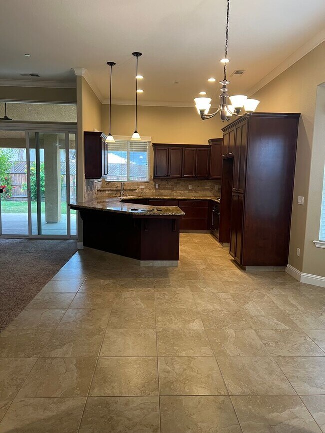 Building Photo - Beautiful Family Home