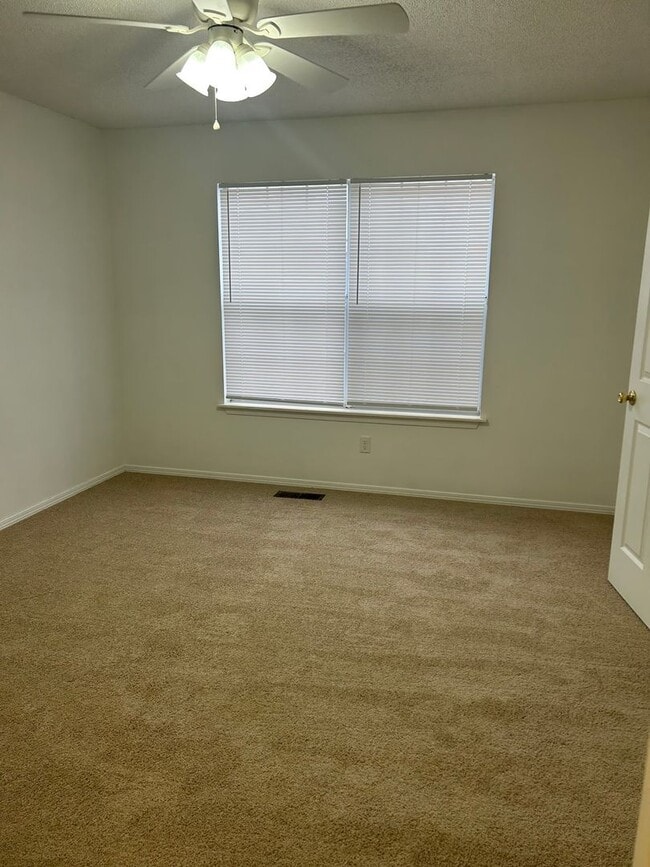 Building Photo - 1013 SE 5th St