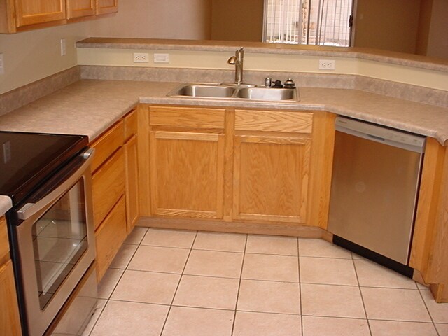 Building Photo - Fantastic home in gated Brenna Park.