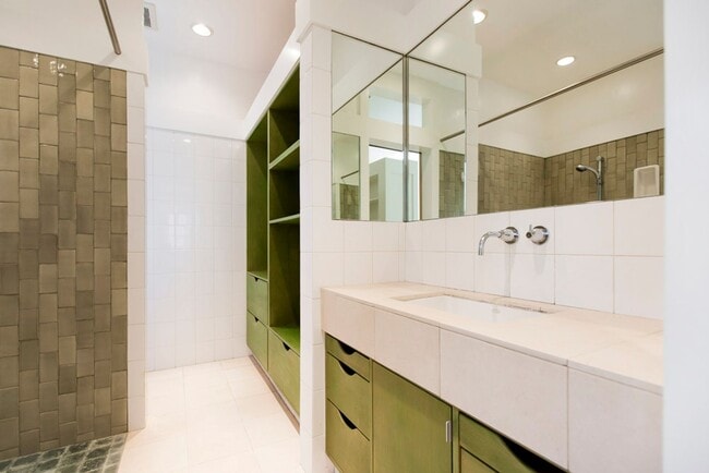 Building Photo - Sunny Apartment in Elmwood Neighborhood