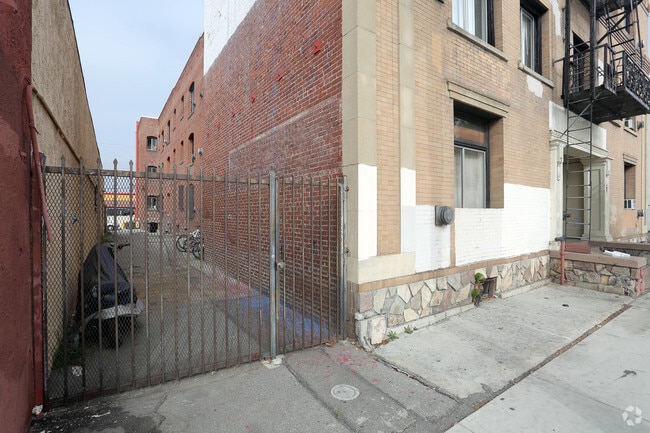 Building Photo - 2913 Flower St