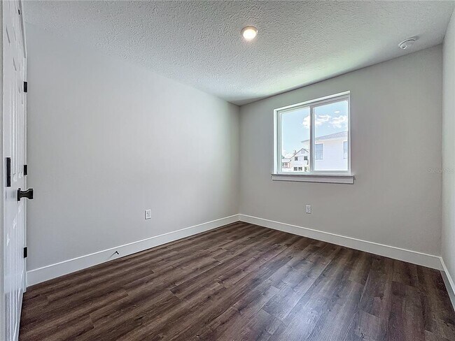 Building Photo - 591 W Osceola St