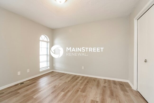 Building Photo - 3 Bedroom Pet-Friendly Home in YUKON, OK with Main Street Renewal
