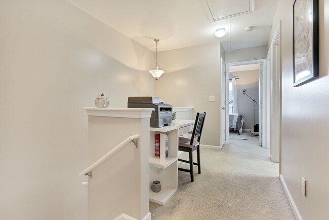 Building Photo - Charming 3 BD - 2.5 BA townhome located so...