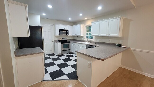 Building Photo - Bright and spacious 3BR/2ba in Lindley Park!