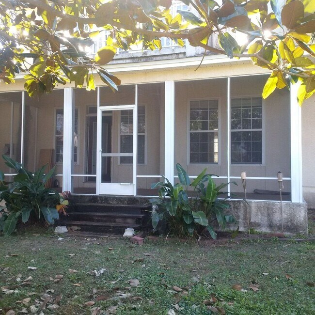 Building Photo - Beautiful 4 Bedroom 2 and 1/2 bath home in...