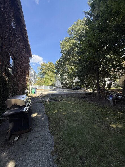 Building Photo - 22 Saville St