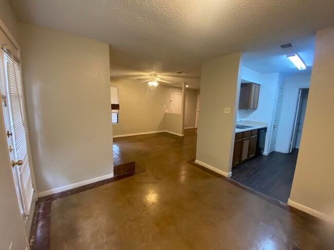 Building Photo - North Austin Living in The Affordable 2 Bedroom