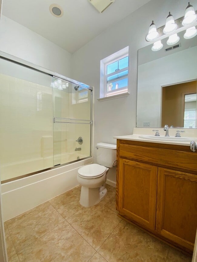 Building Photo - Gorgeous Townhouse with Attached Single-Ca...
