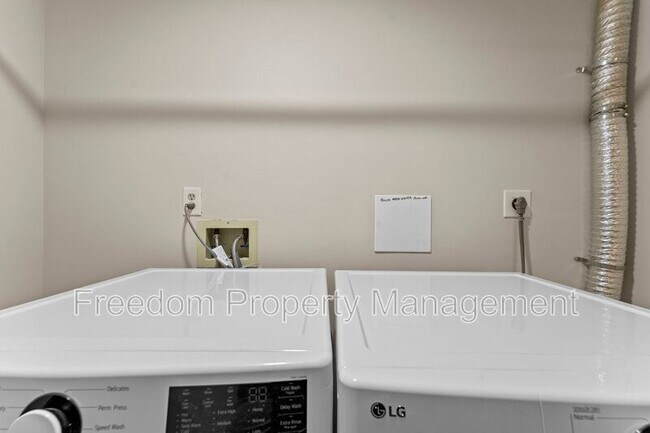 Building Photo - 8644 Sanderling Dr