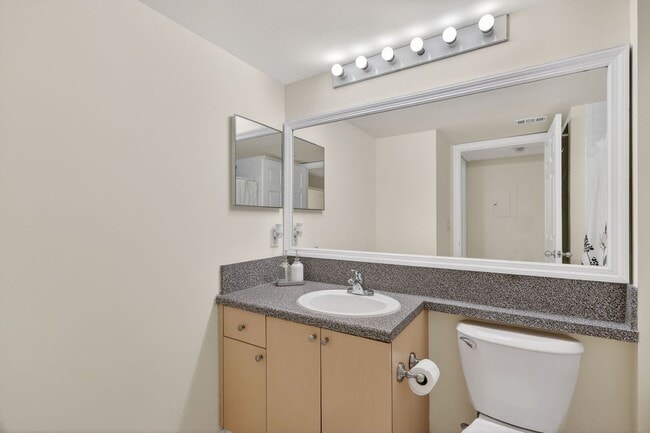 Building Photo - 1/1 Condo with Screened-in Balcony in Resort Style Community, Move in Ready!