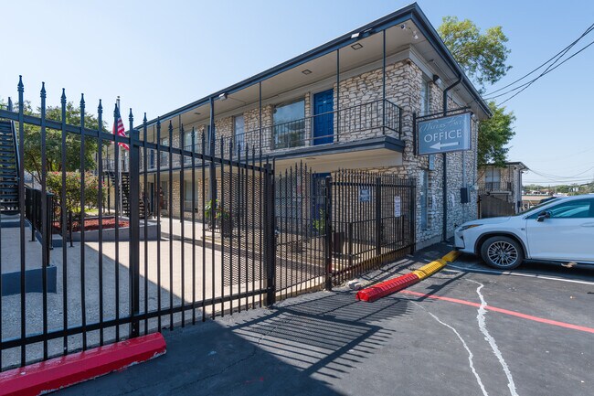 Building Photo - 708 Santa Rosa Dr