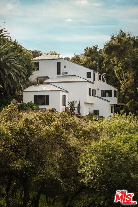 Building Photo - 2002 Tuna Canyon Rd