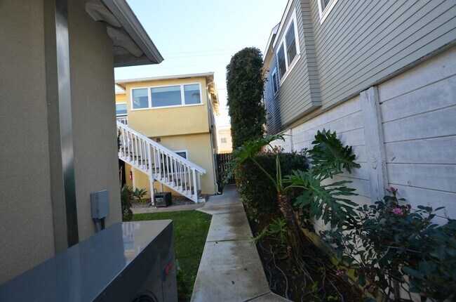 Building Photo - 2 Bedroom/1 Bath Unfurnished Back house 2nd floor