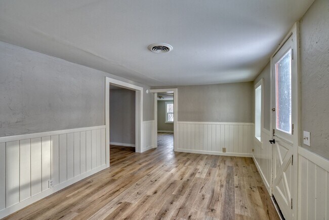 Building Photo - Crisp Remodeled 3-Bdr in Heart of Sisters!