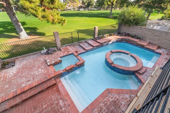 Building Photo - 968 Pinehurst Dr