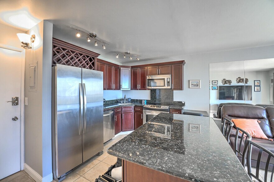 Building Photo - 2140 Kuhio Avenue-ID1327717P