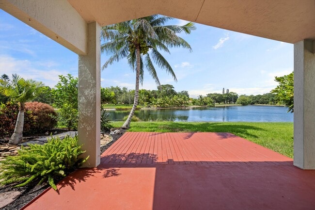 Building Photo - 9520 Lago Dr