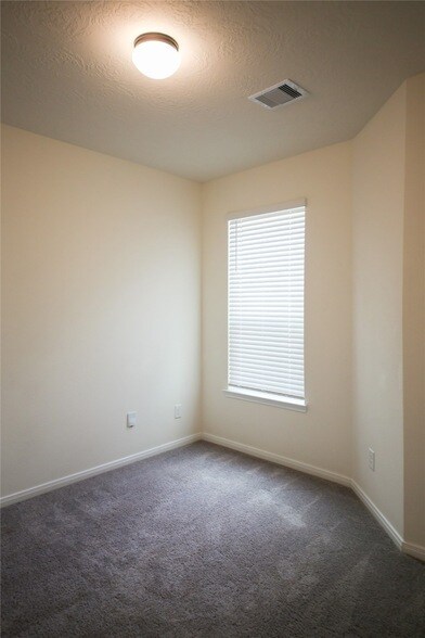 Building Photo - 27638 Mesabe Dr