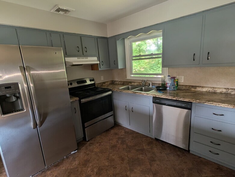 Building Photo - 151 Maryknoll Rd