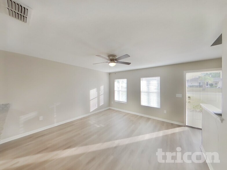 Building Photo - 2425 Lake Forest Ave