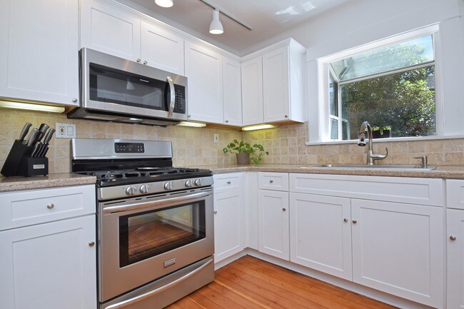 Building Photo - 10633 Chiquita St