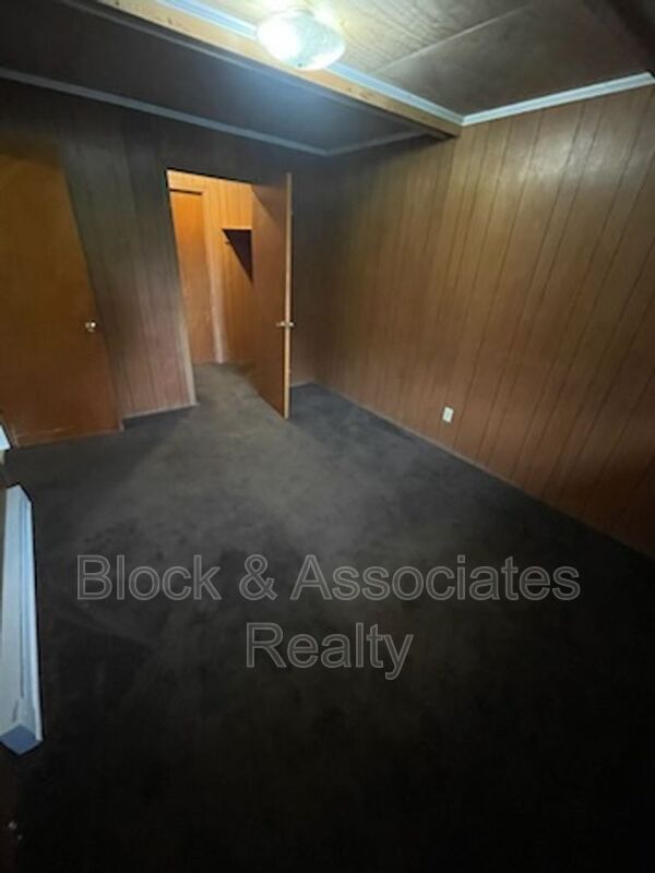 Building Photo - 504 Lake Dr